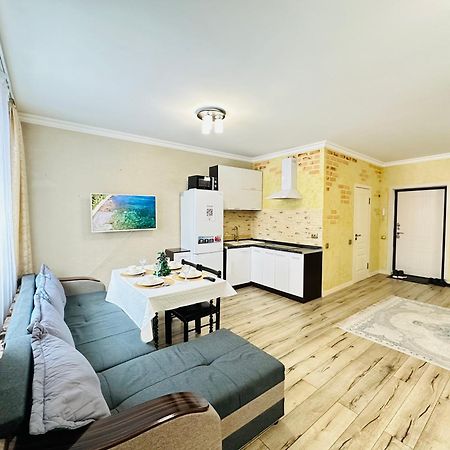 Vostochnyi Park Apartament In The Center Of Almaty Apartment Exterior foto